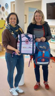 Simone Dengel überreicht Schulranzen