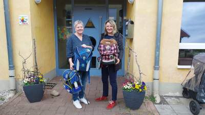 Simone Dengel überreicht Schulranzen