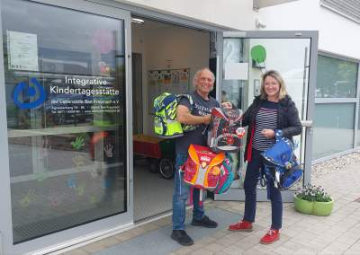 Simone Dengel überreicht Schulranzen