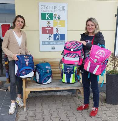 Simone Dengel überreicht Schulranzen